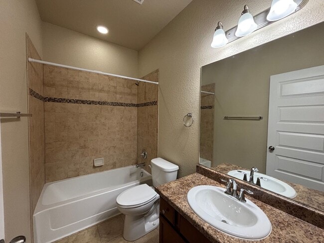 Building Photo - 5 Bedroom, 3 Bathroom Single-Family Home w...