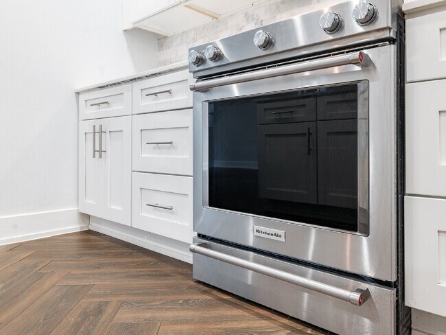 Building Photo - "Charming 4-Bed Houston Haven with Elegance on East 32nd Street!"