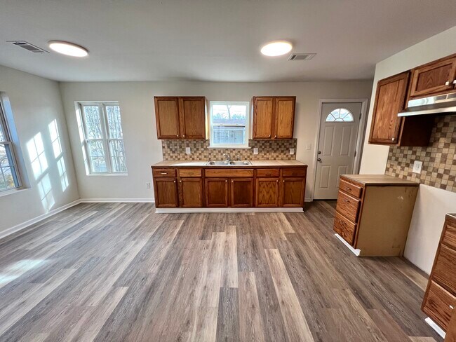 Building Photo - 1127 E Highland Ave