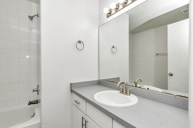 Building Photo - 2405 SE 46th Ct
