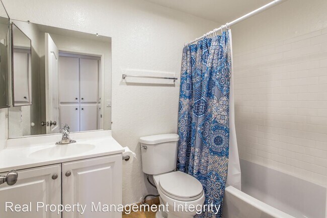 Building Photo - 3 br, 2.5 bath House - 1045 Clark St