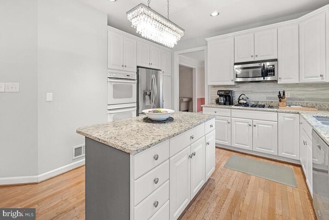 Building Photo - 6430 Bellevue Pl