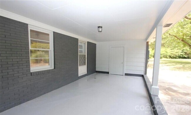 Building Photo - 67 Whispering Pnes Rd
