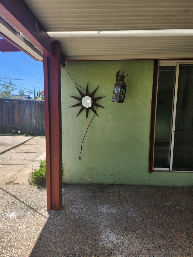 Building Photo - 9172 Thilow Dr