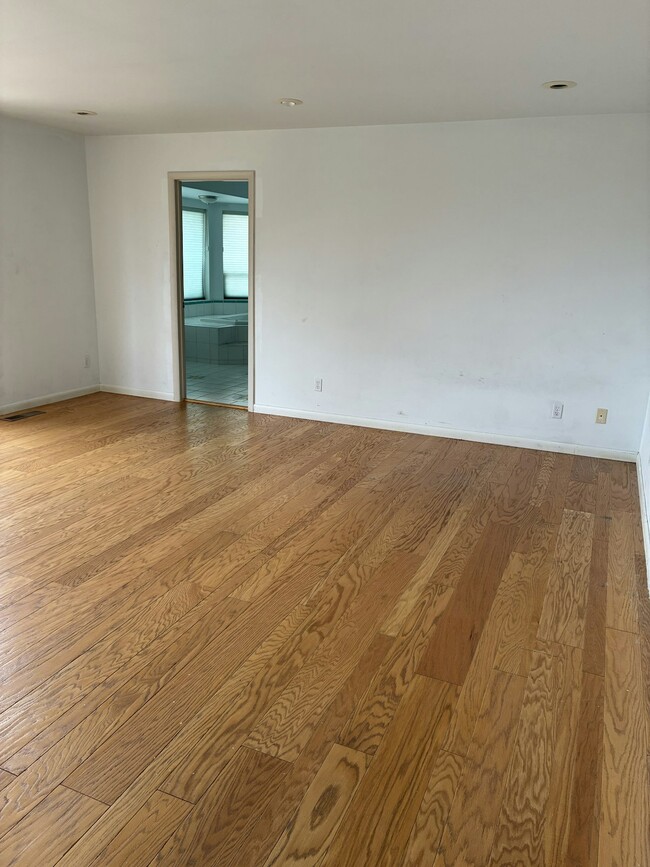 Building Photo - 2092 Colonial Dr