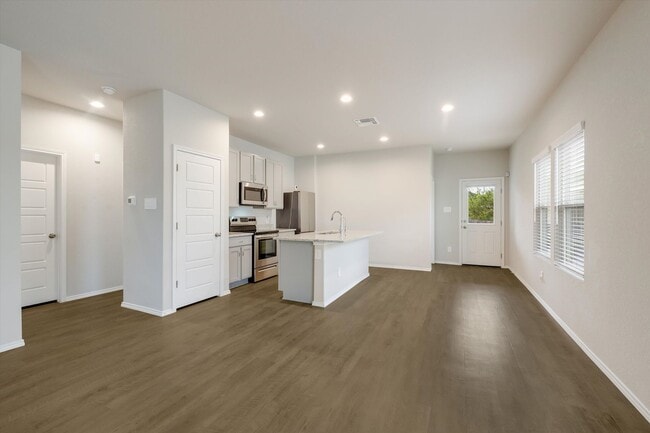 Building Photo - Well-Maintained Home with Modern Conveniences