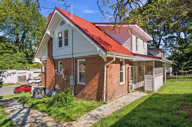 Building Photo - Recently Renovated 3 Bedroom Craftsman – Pet Friendly!
