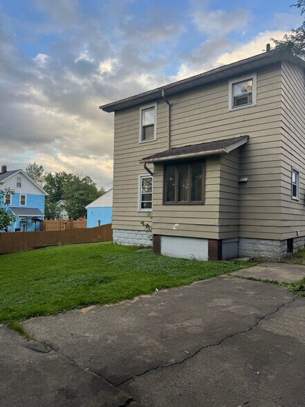 Building Photo - 2214 Birch St