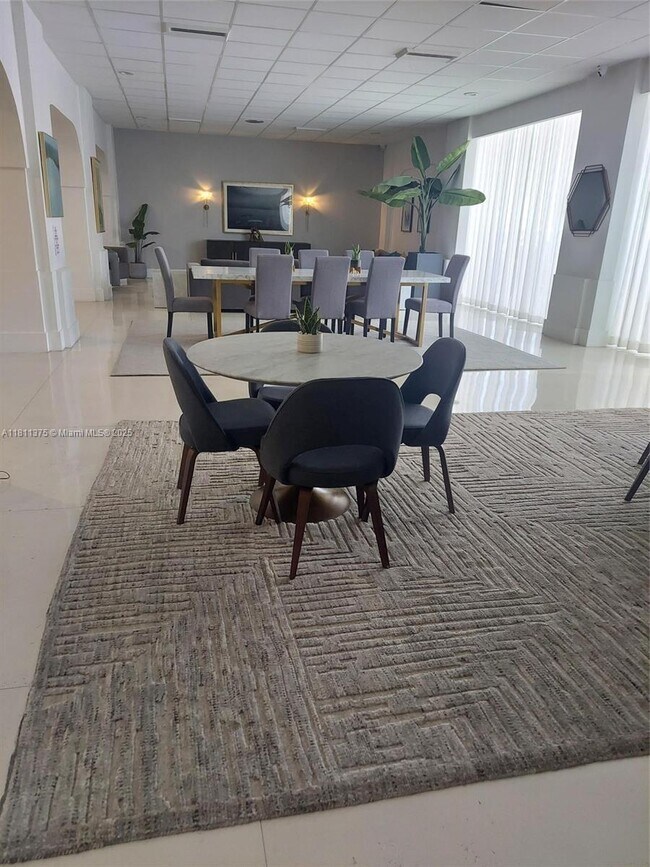 Building Photo - 3140 S Ocean Dr