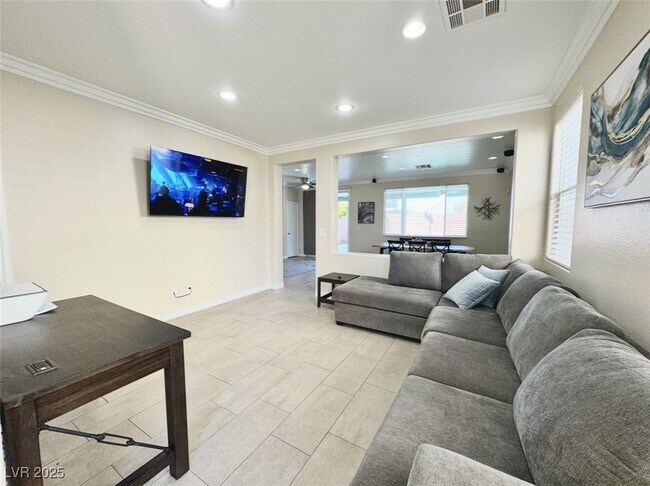 Building Photo - 8842 Sierra Linda Dr