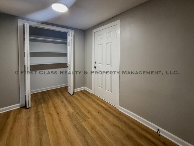 Building Photo - 1108 Henderson Ave