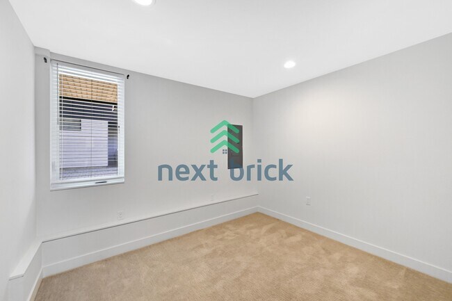 Building Photo - "Charming 2-Bed, 2-Bath Townhouse Retreat in Seattle – 1380 Sq Ft of Modern Comfort!"