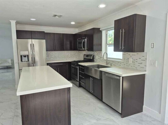 Building Photo - 5820 SW 58th Ct