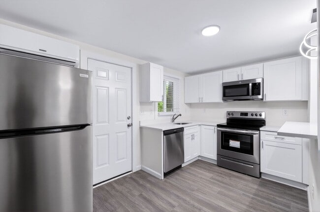 Building Photo - Newly Renovated 2 bedroom Condos!