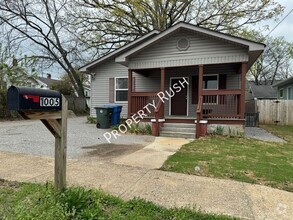 Building Photo - 1005 S Hickory St
