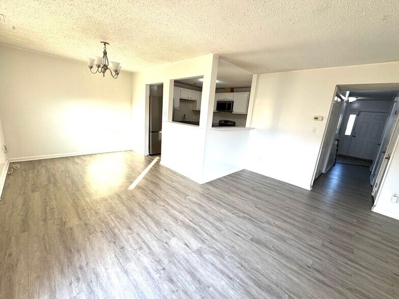 Building Photo - 725 Alder Cir
