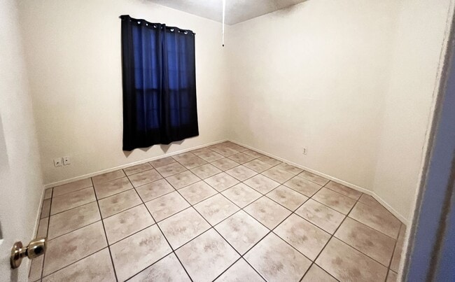 Building Photo - Beautiful 3 Bed 2 Bathroom home with Large Backyard