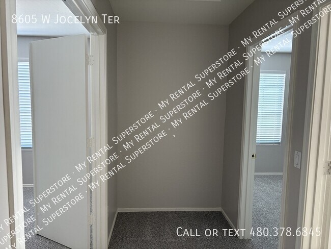 Building Photo - 8605 W Jocelyn Terrace