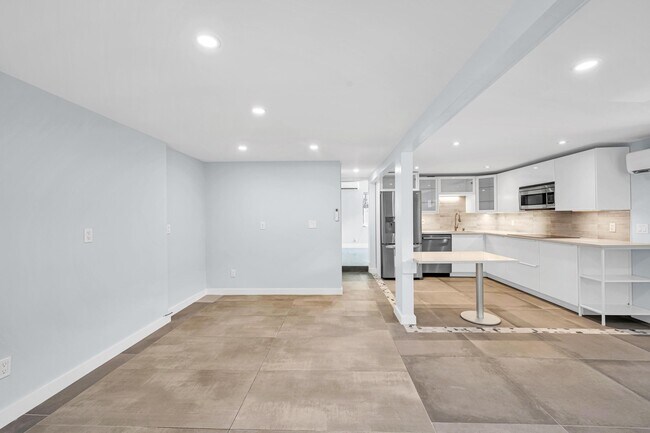 Building Photo - 828 NE 17th Way