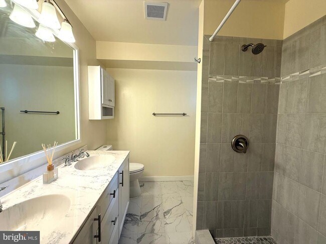 Building Photo - 701 N Vermont St