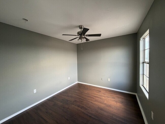 Building Photo - TWO STORY 5 BEDROOM 3 BATH HOUSE WITH SPA