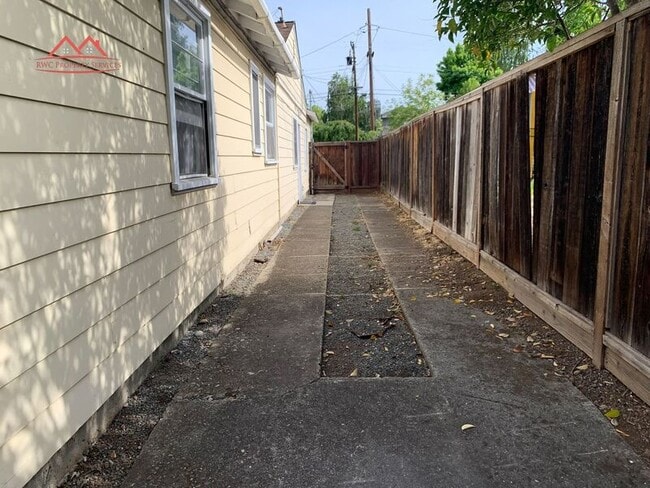 Building Photo - 1385 Ranchita Dr