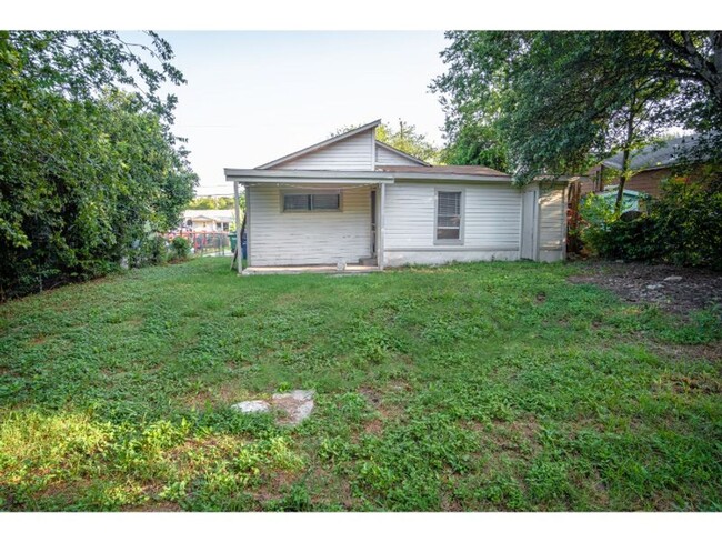 Building Photo - Happy and Convenient Home Near Downtown