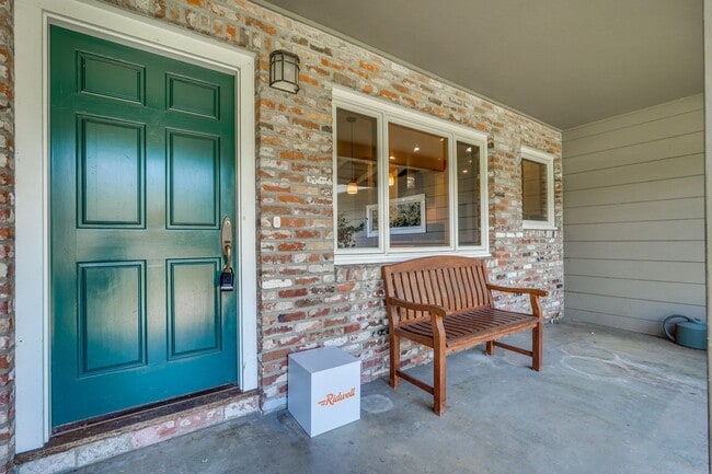 Building Photo - Excellent 3 Bedroom 2 Bath In A Great Neig...