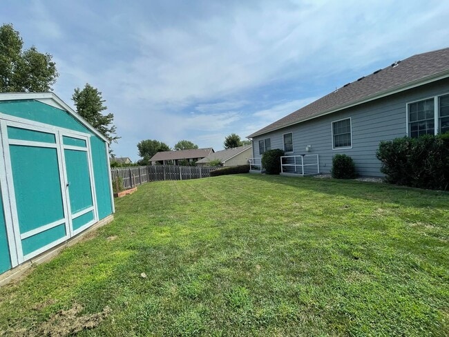 Building Photo - 825 Locharno Dr