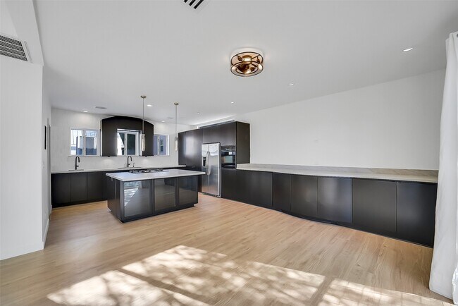 Building Photo - 320 Detering St