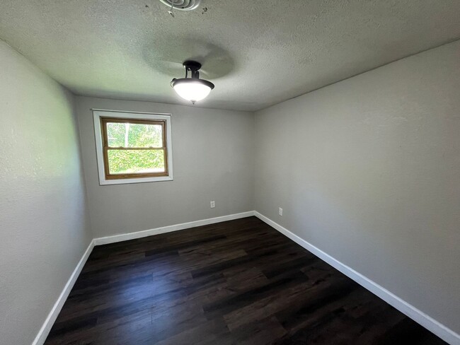 Building Photo - 3 bed 1 bath single family home in Irma! D...