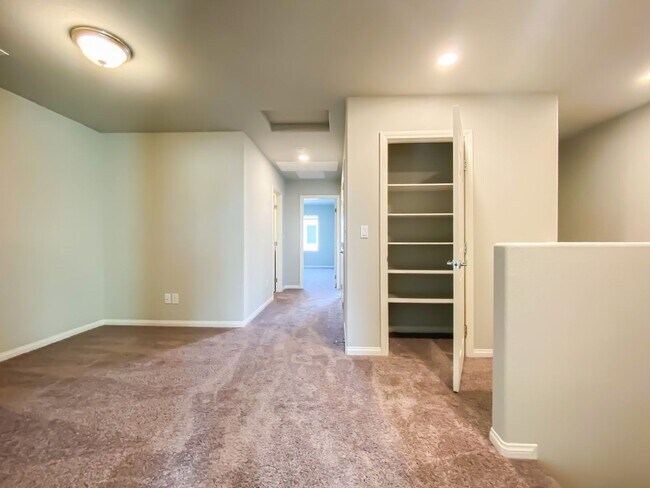 Building Photo - GATED 3 BED 2 BATH 2 CAR GARAGE SINGLE FAM...