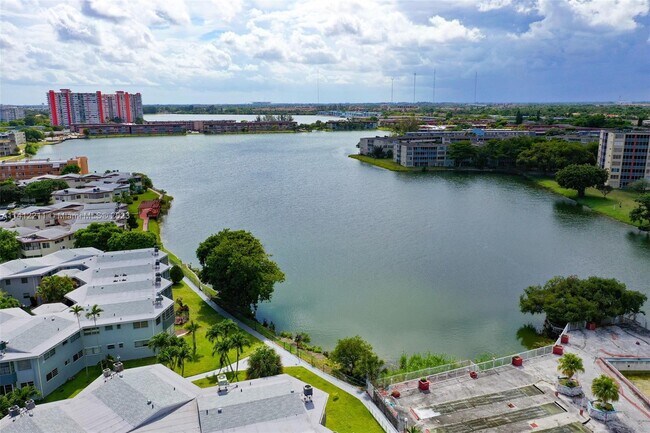 Building Photo - 1611 NE Miami Gardens Dr