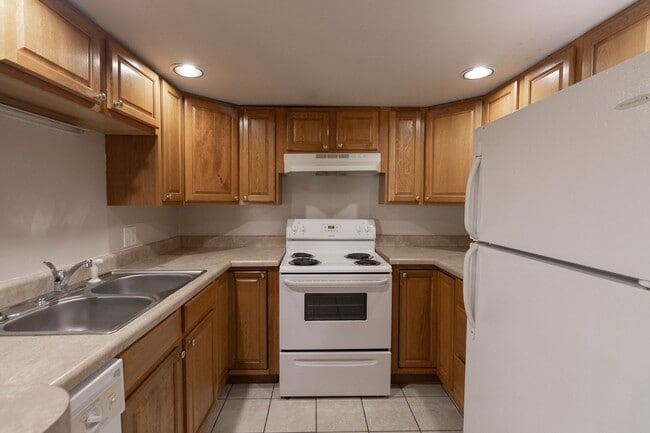 Building Photo - 5 Bed 2 Bath House