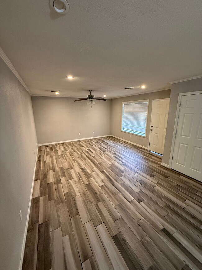 Building Photo - 819 Hardy Springs Cir