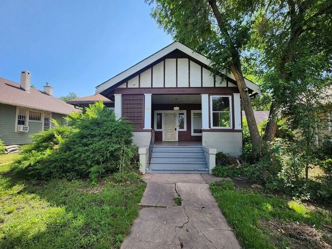 Building Photo - Victorian Home Downtown – Available NOW, 6 Month Leases Available! MOVE-IN SPECIAL