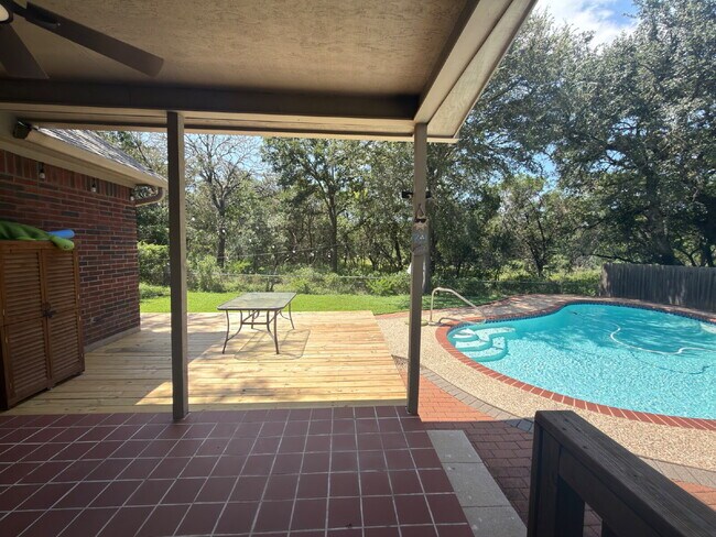 Building Photo - 3 bed 2 bath 2 car garage & pool.