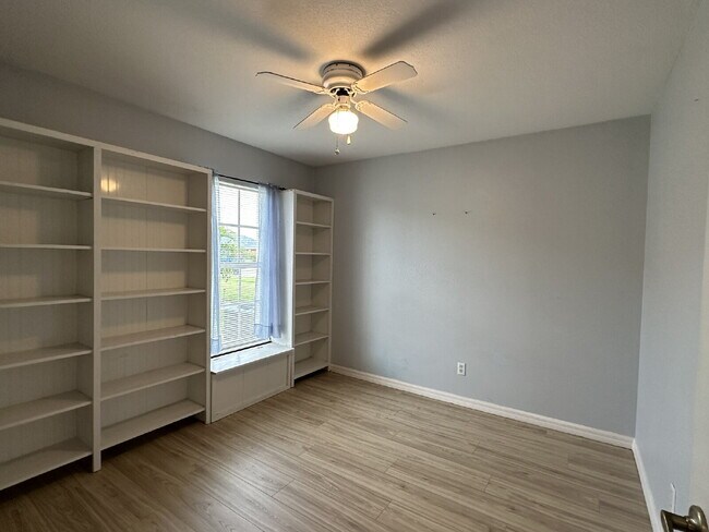 Building Photo - You'll love this charming 3/2/2 home in th...