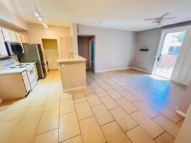 Building Photo - 2 Bed downstairs unit