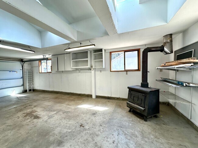 Building Photo - 305 W Washington Ave