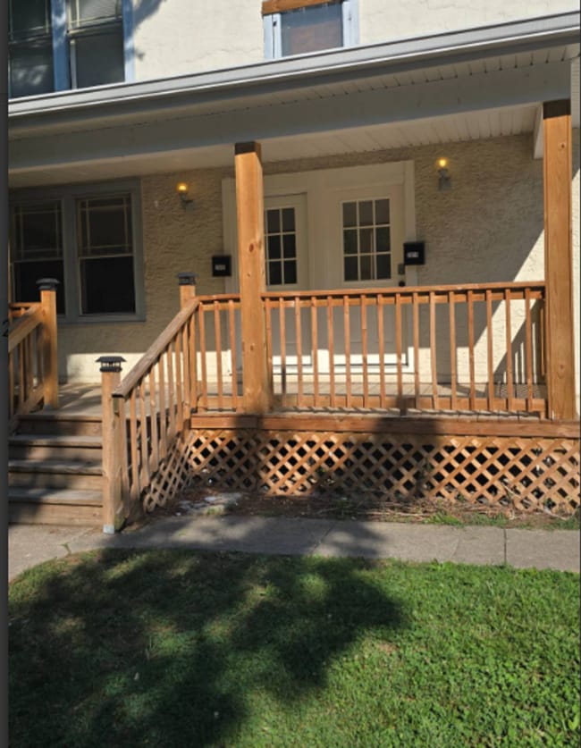 Building Photo - 3 Bedroom Duplex