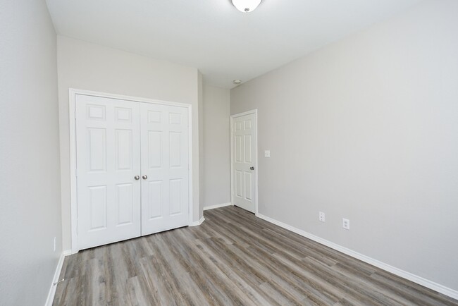 Building Photo - 946 Oak Falls Dr