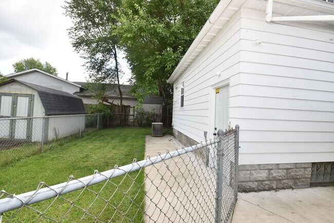 Building Photo - Central Mishawaka- close to Parks and Down...