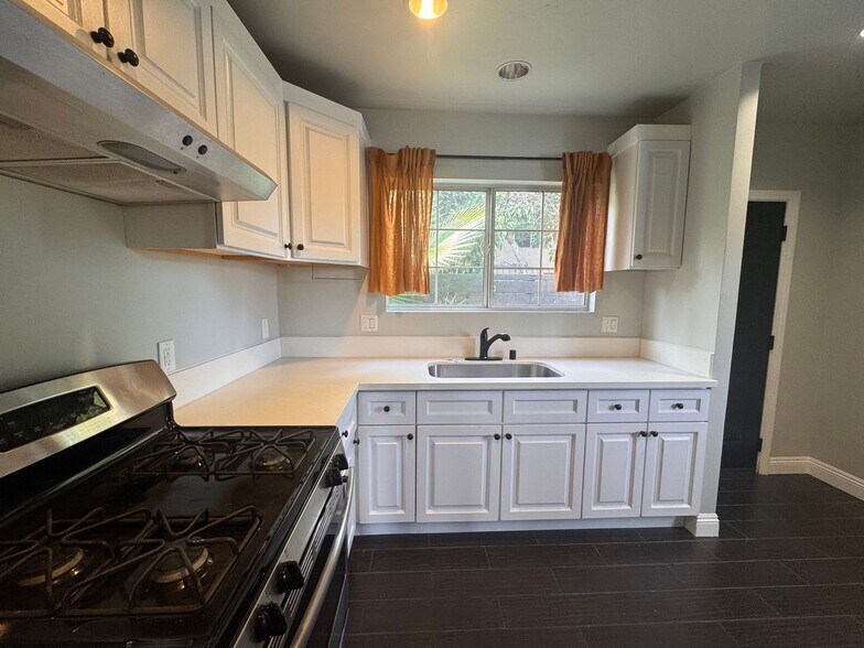 Building Photo - 703 N Ave 54