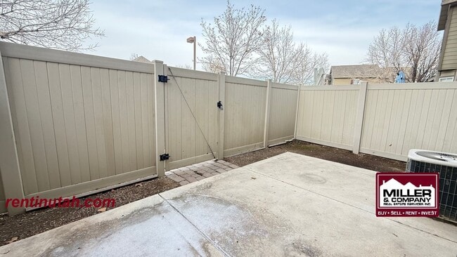 Building Photo - Beautifully updated townhouse in Riverton!