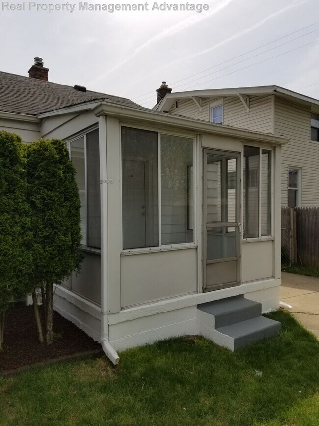 Building Photo - Meticulously Maintained 2 Bedrooms and 1.5...