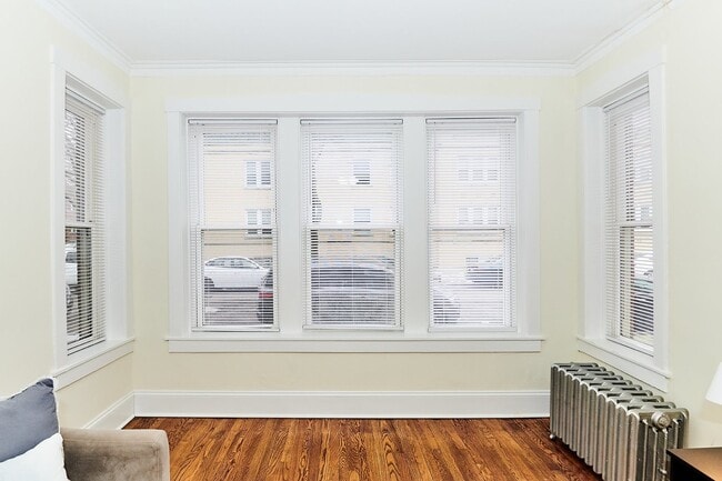 Building Photo - 2536 W Thorndale Ave