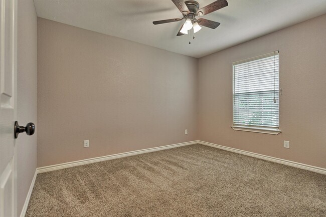 Building Photo - 10657 Royal Cavins Dr