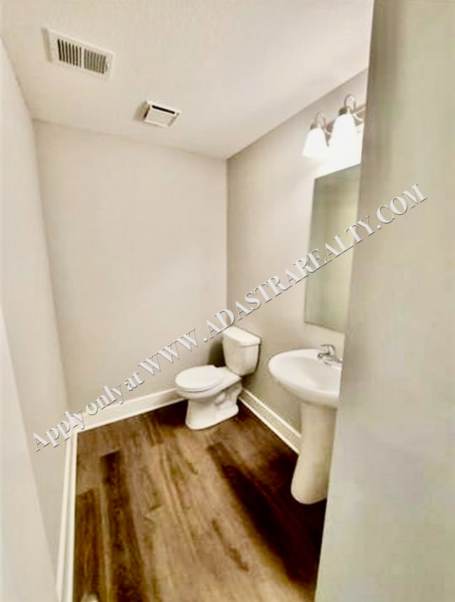 Building Photo - Nice 3 Bed 3 Bath Townhome in Louisburg -A...