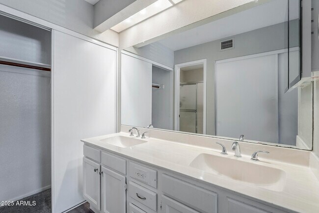 Building Photo - 818 S Westwood